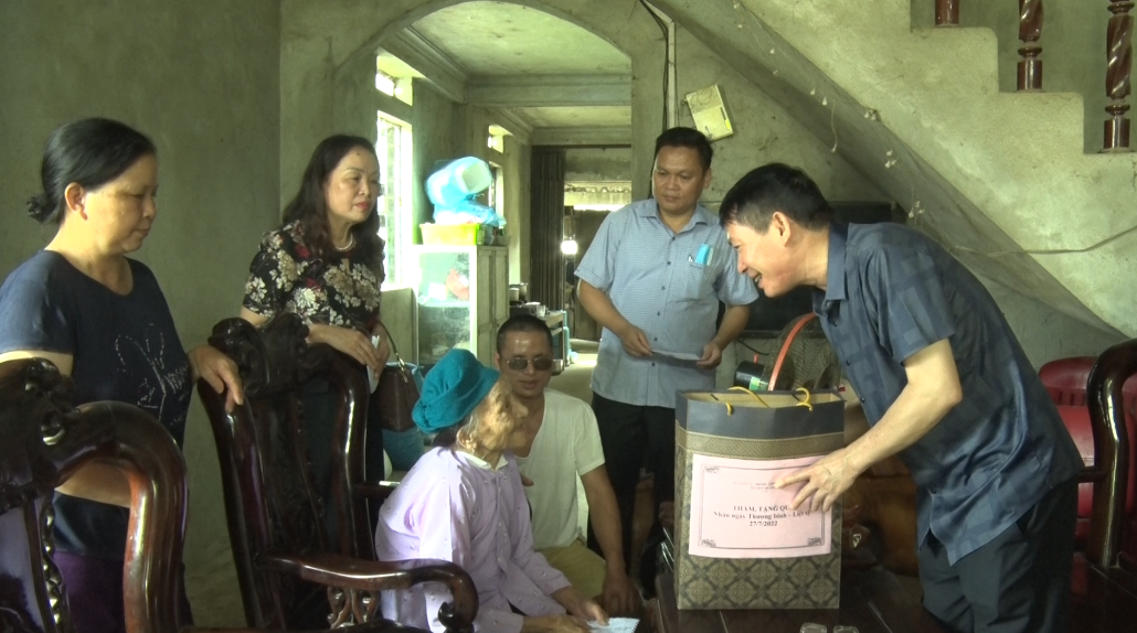 Bí thư Huyện ủy Đỗ Văn Hùng thăm tặng quà gia đình thương binh, liệt sĩ nhân ngày 27/7/2022