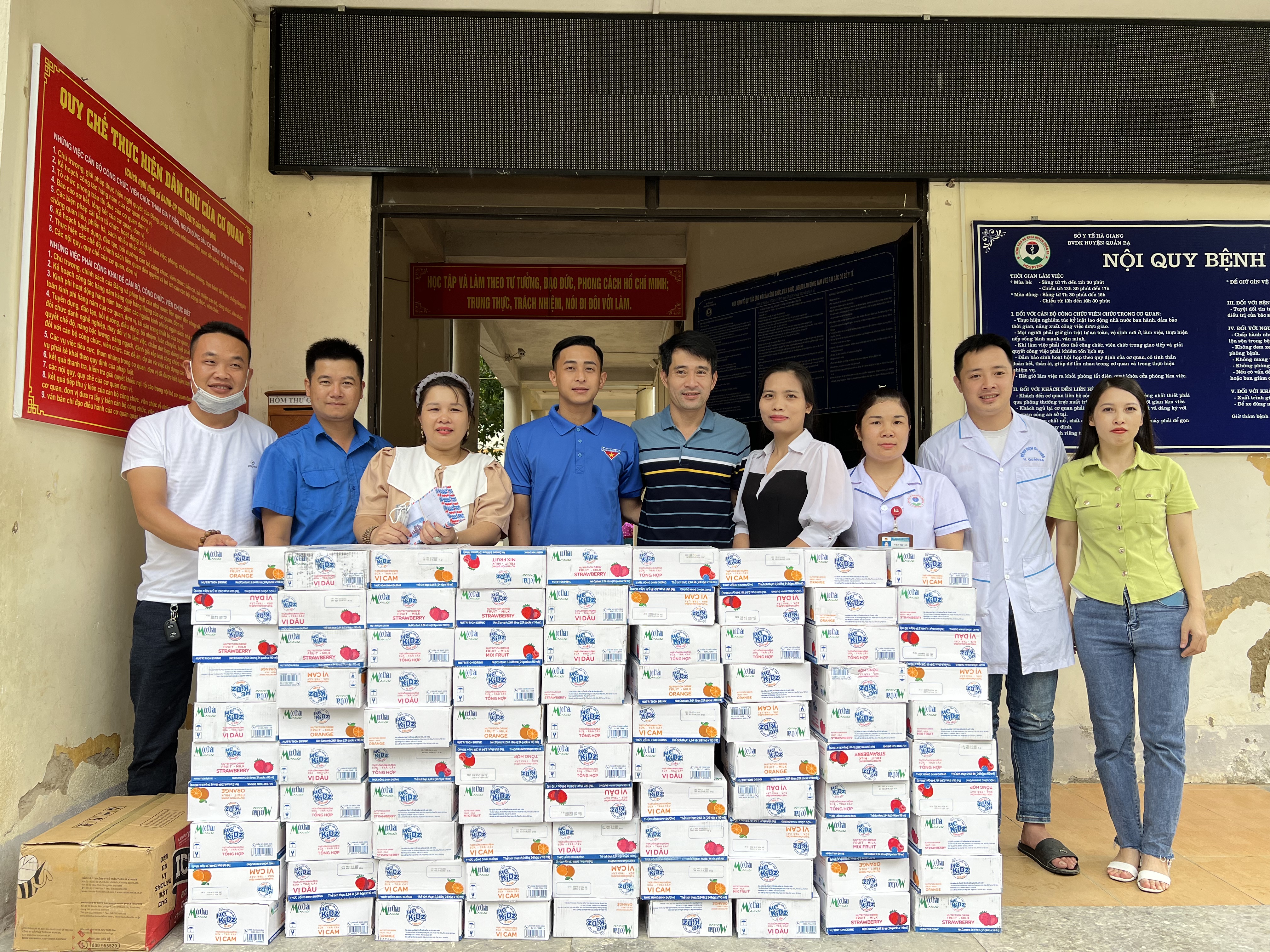 Đoàn thiện nguyện thành phố Hải Phòng trao quà tại huyện Quản Bạ