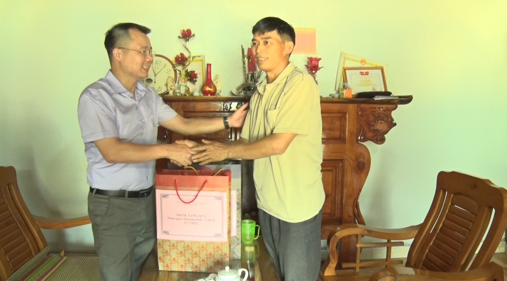 Phó Chủ tịch UBND huyện Sèn Thăng Long thăm tặng quà ngày thương binh liệt sỹ 27/7 tại xã Tùng Vài