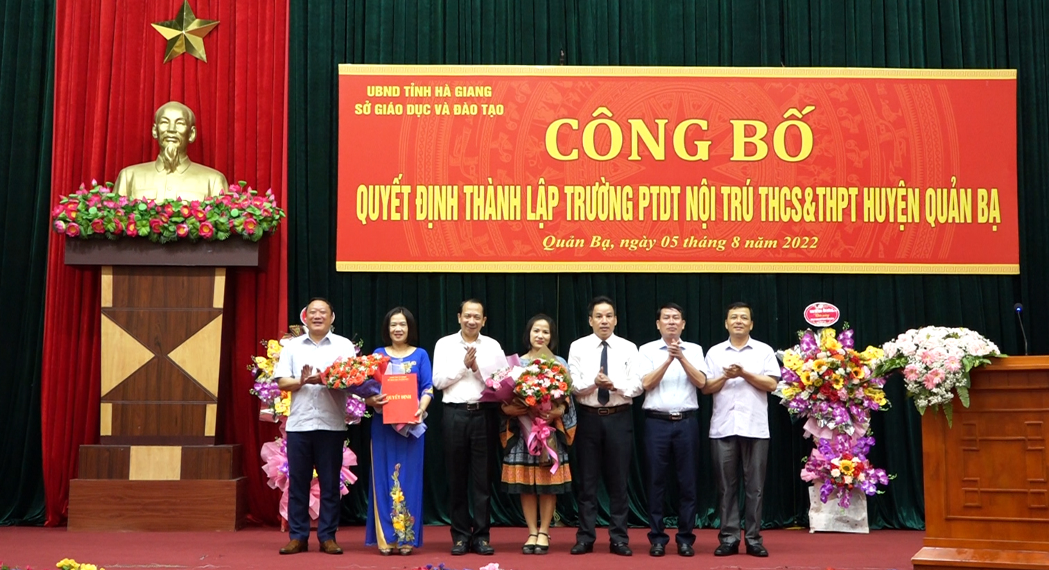 Công bố Quyết định thành lập Trường Phổ thông dân tộc Nội trú THCS & THPT huyện Quản Bạ.