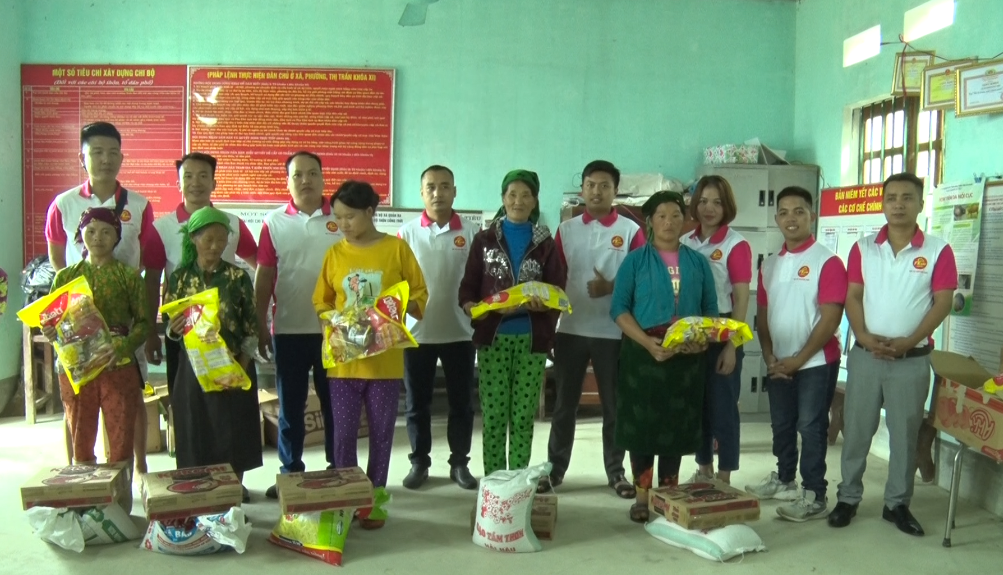 Công ty bất động sản T&T Land tỉnh Bắc Giang trao quà từ thiện tại thôn Cổng Trời xã Quản Bạ