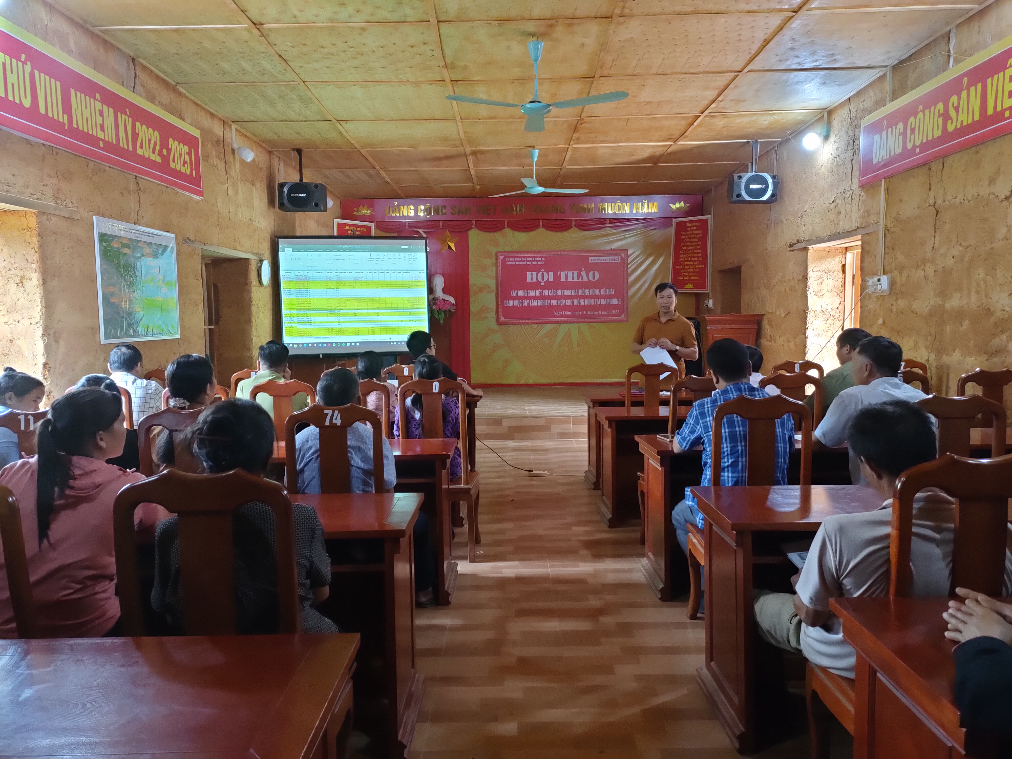 Hội thảo xây dựng cam kết tham gia trồng rừng tại huyện Quản Bạ.