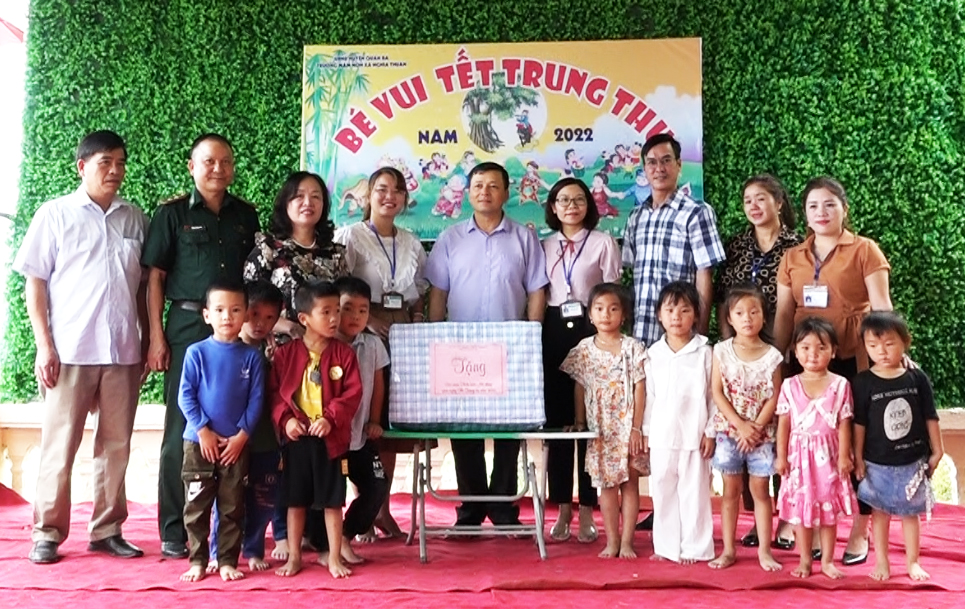 Phó Bí thư Thường trực Huyện ủy Quản Bạ thăm, tặng quà Tết trung thu tại  xã Nghĩa Thuận.