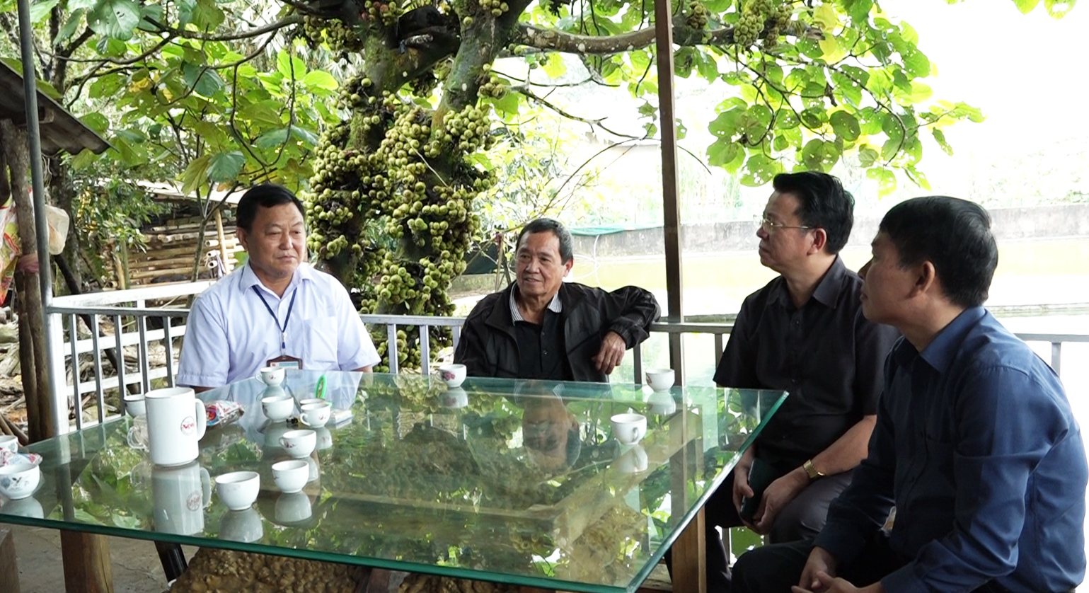 Trưởng Ban Dân vận Tỉnh ủy thăm người có uy tín tại xã Tả Ván.