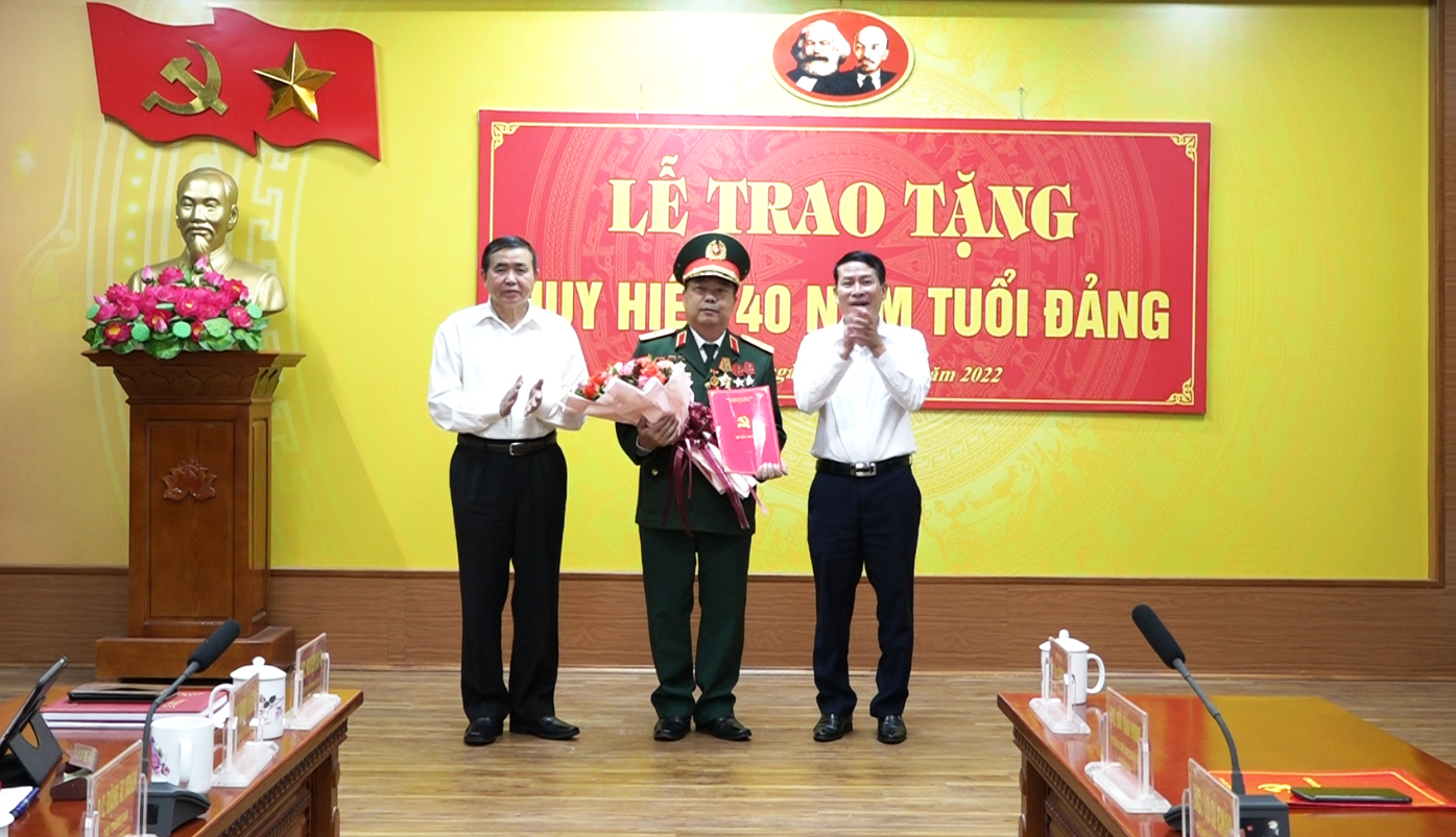 Quản Bạ: Lễ trao tặng huy hiệu 40 năm tuổi Đảng cho Thiếu tướng Sùng Thìn Cò.