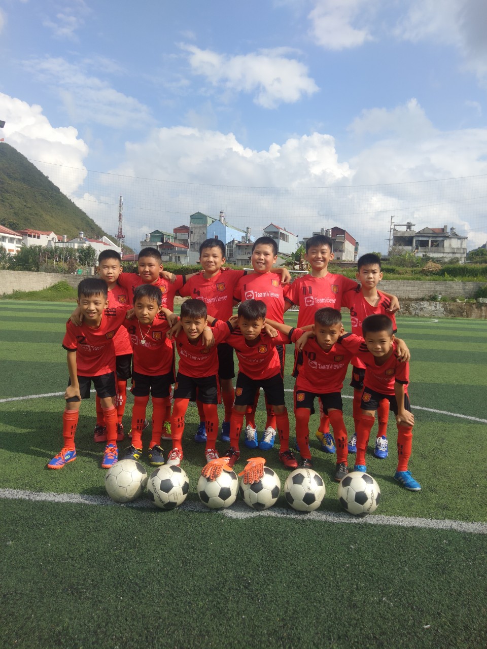 Đội bóng đá Nhi đồng huyện Quản Bạ tích cực tập luyện.