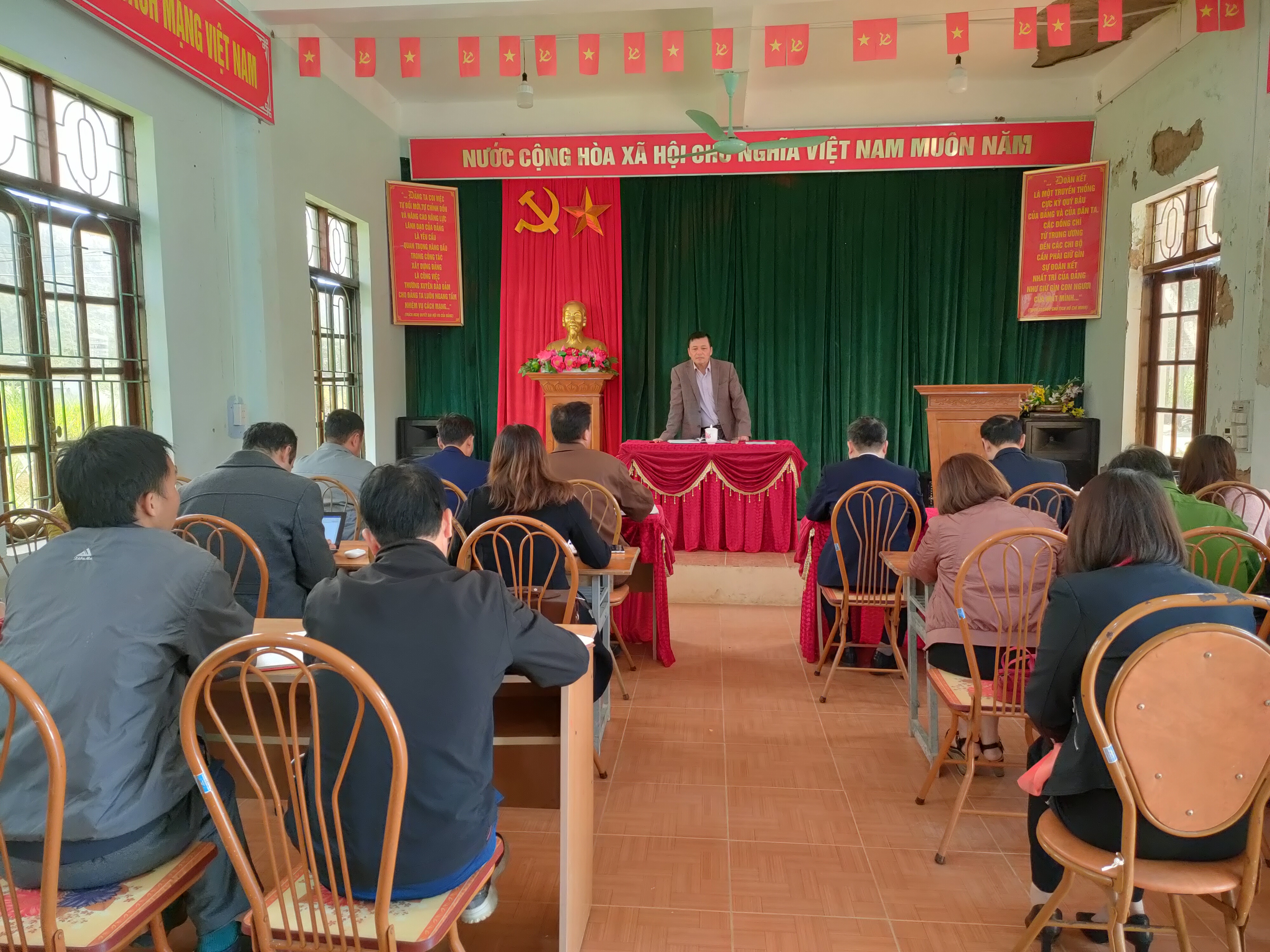 Phó Bí thư Thường trực Huyện ủy Quản Bạ kiểm tra công tác xây dựng Đảng tại xã Thanh Vân.