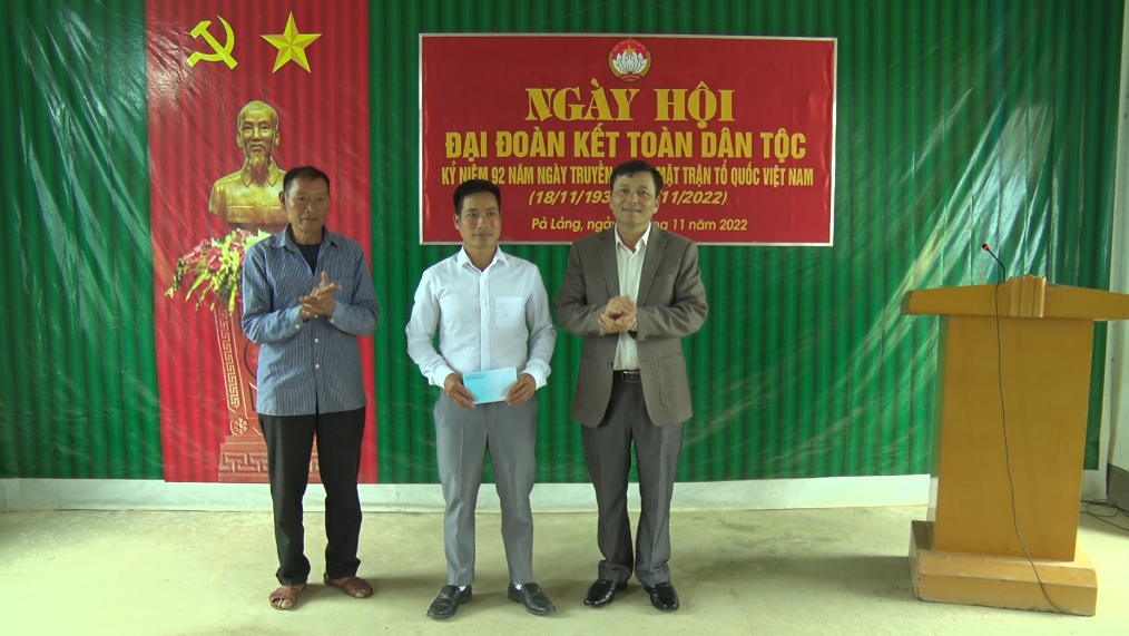 Phó Bí thư Thường trực Huyện ủy dự ngày hội đại đoàn kết thôn Pả Láng xã Nghĩa Thuận