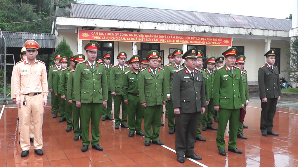 Công an huyện Quản Bạ ra quân đợt cao điểm tấn công trấn áp tội phạm đảm bảo ANTT Tết Nguyên Đán Quý Mão 2023.