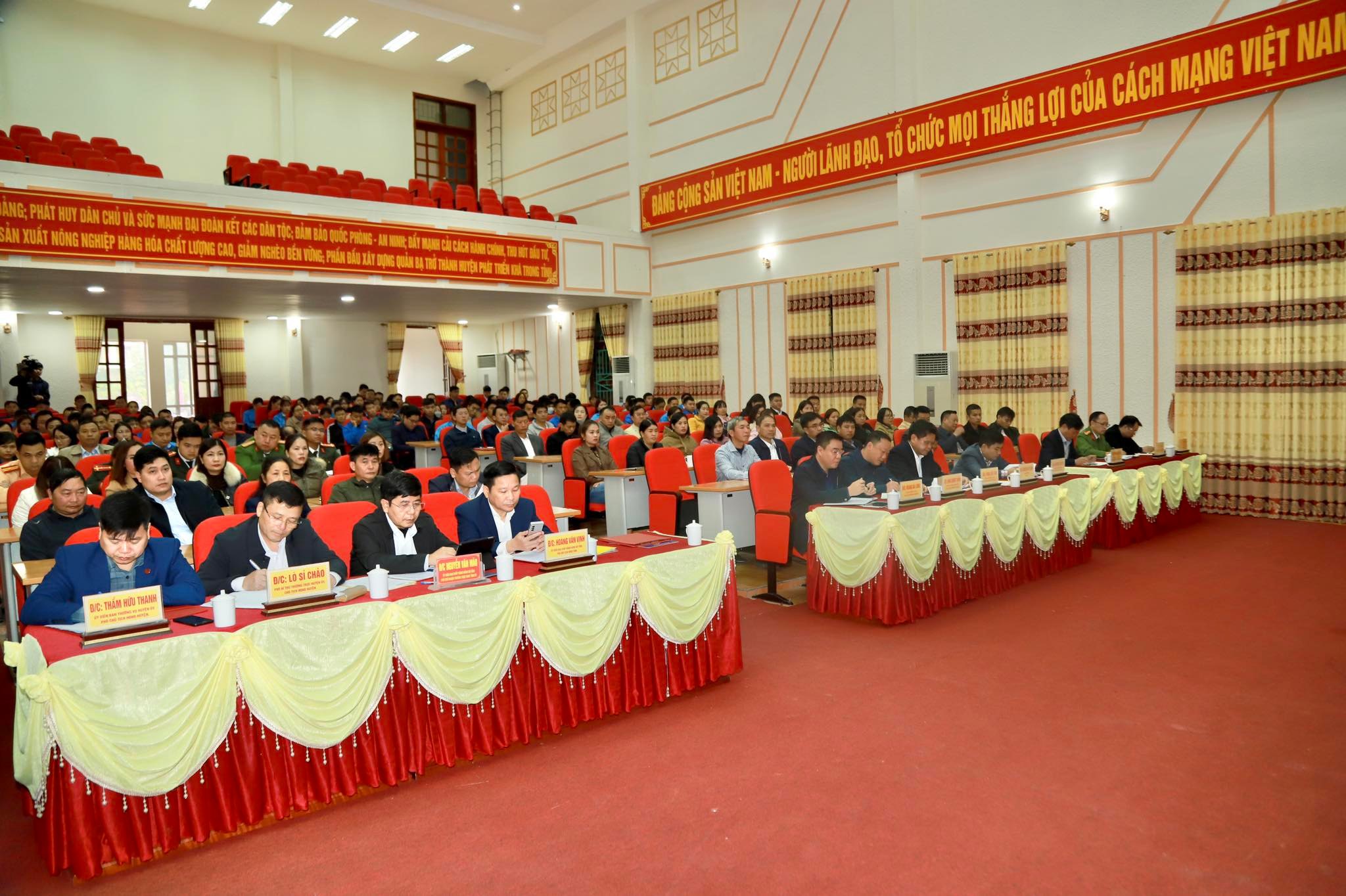 Bí thư Tỉnh ủy Đặng Quốc Khánh tiếp xúc cử tri tại huyện Quản Bạ