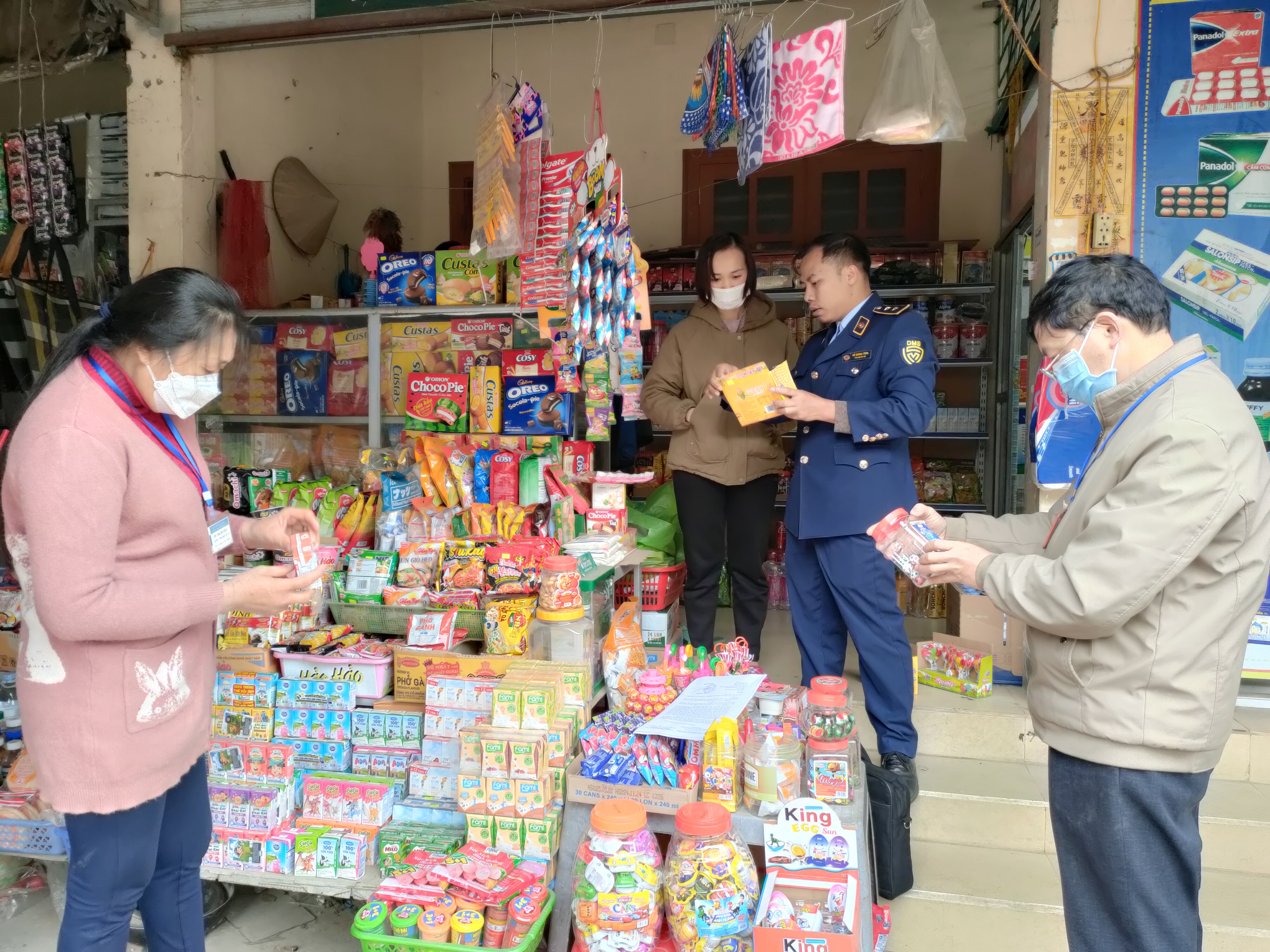 Đội quản lý thị trường số 8 huyện Quản Bạ kiểm tra an toàn thực phẩm tại cổng trường học.
