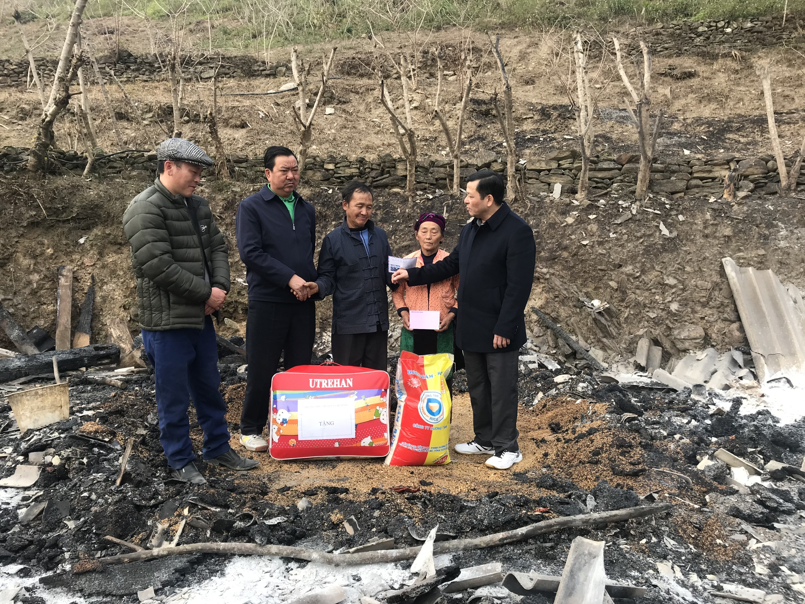 Lãnh đạo huyện thăm hỏi, động viên gia đình bị cháy nhà tại thôn Thèn Ván xã Tả Ván