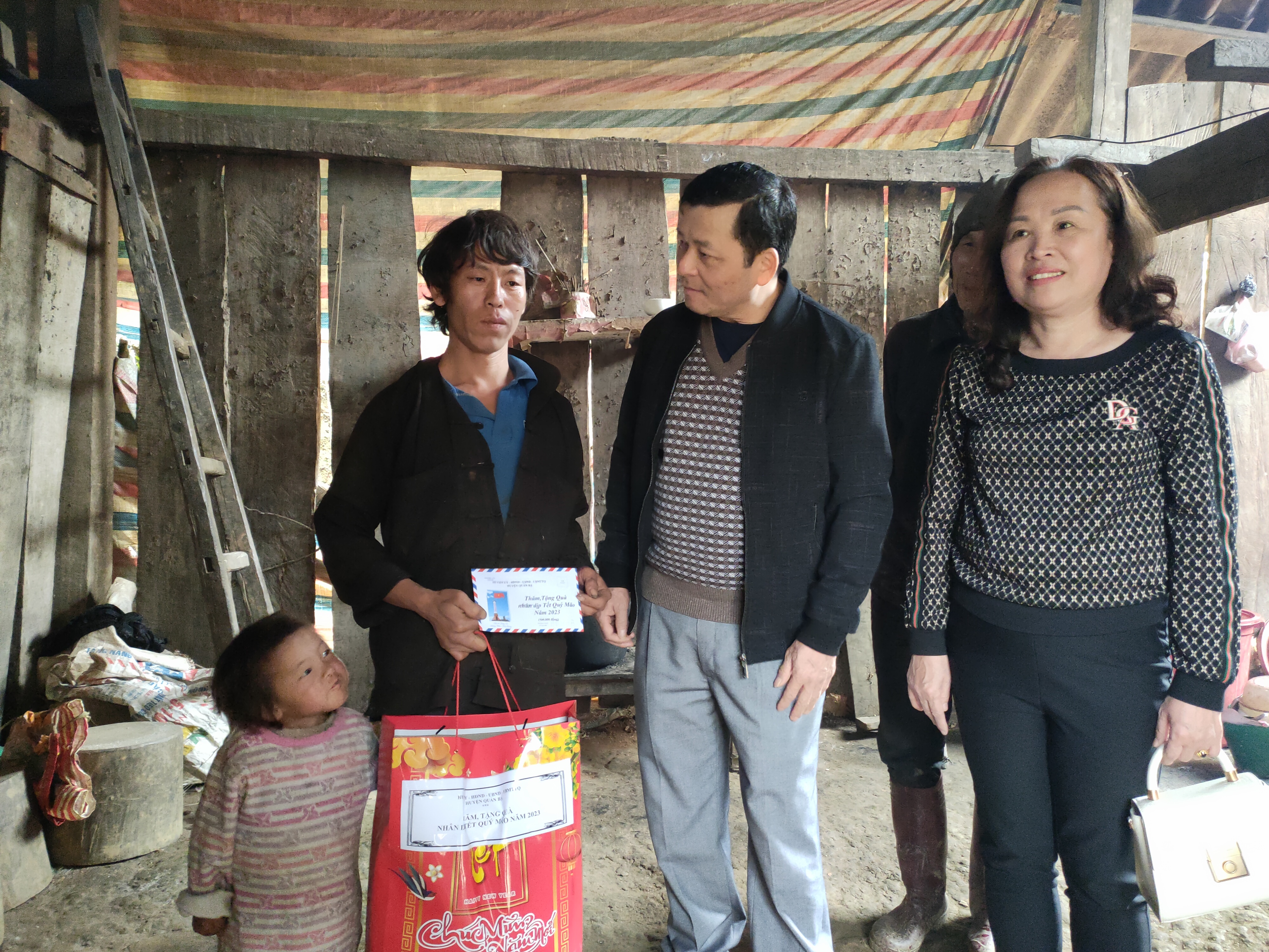 Thường trực Huyện ủy Quản Bạ thăm, tặng quà Tết tại xã Quyết Tiến.