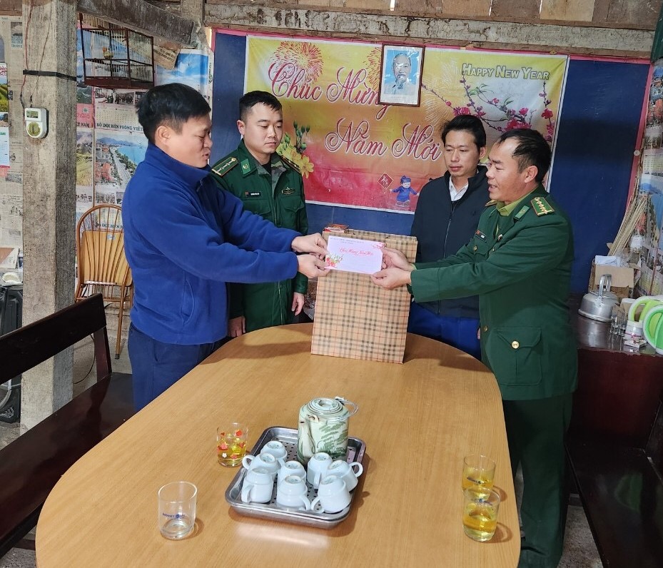 Phó Chủ tịch UBND huyện Phạm Ngọc Pha, tặng quà Tết tại tổ công tác Ma Ngán Sán, xã Tả Ván