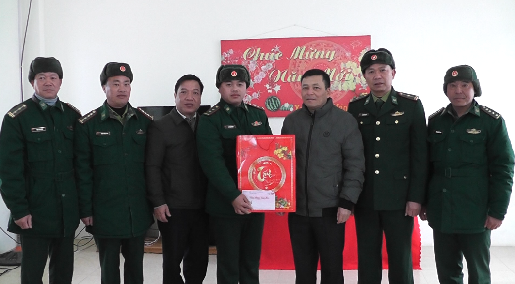 Lãnh đạo Huyện ủy Quản Bạ thăm, tặng quà, chúc Tết các đơn vị lực lượng vũ trang.
