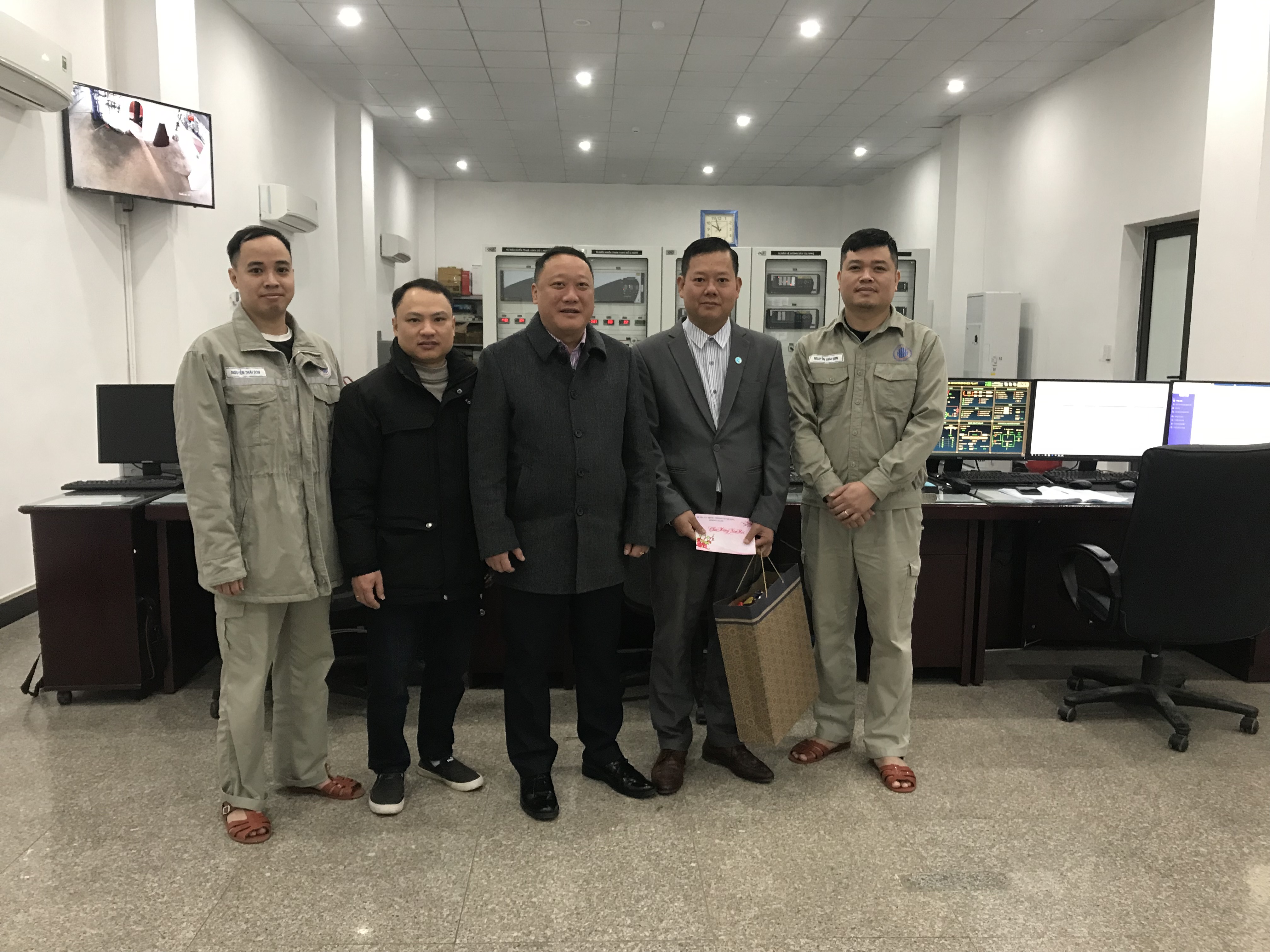Chủ tịch UBND huyện thăm, chúc Tết nhà máy thủy điện Thái An
