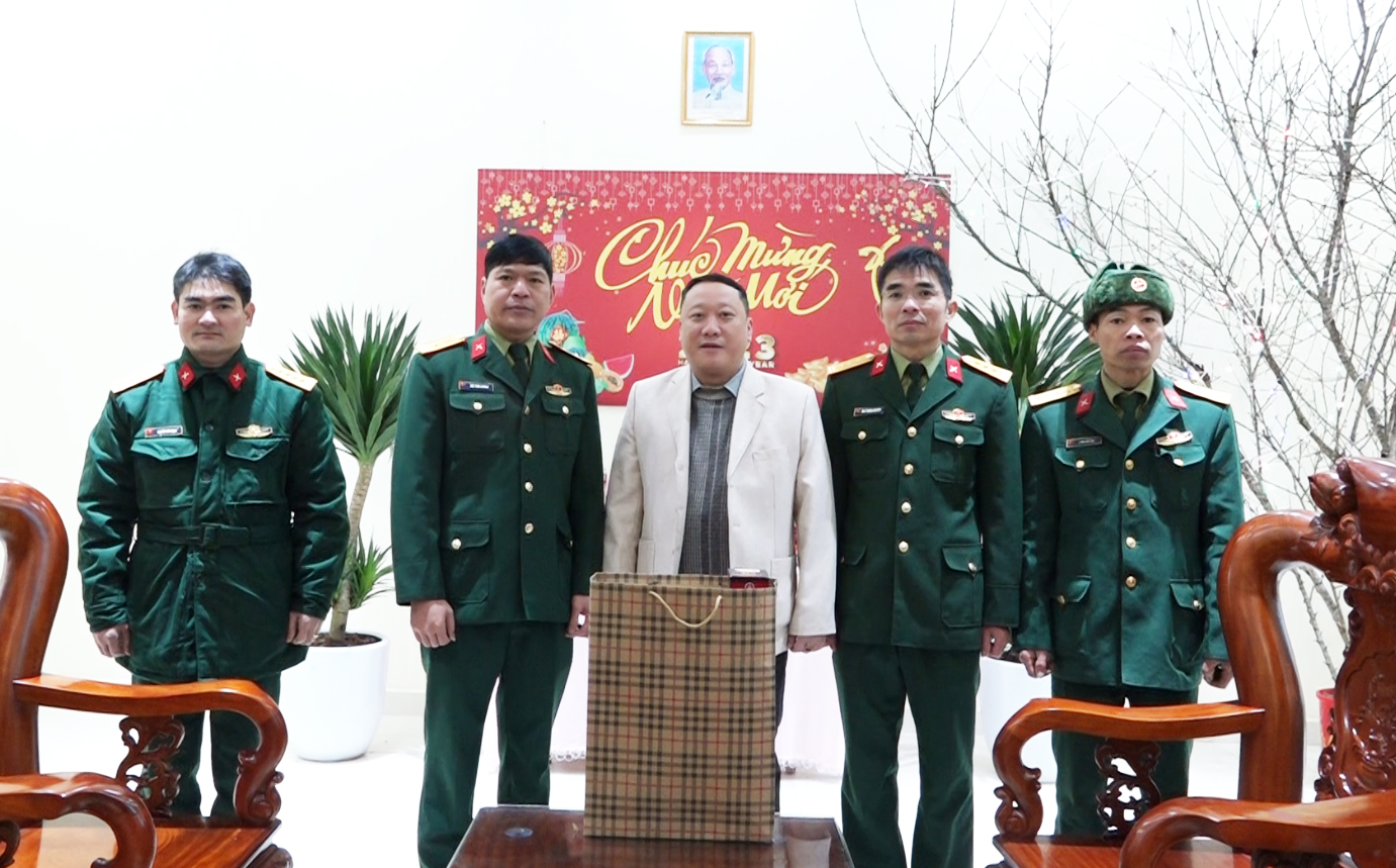 Quản Bạ: Chủ tịch UBND huyện Hạng Dương Thành kiểm tra chế độ trực Tết tại các cơ quan, đơn vị.