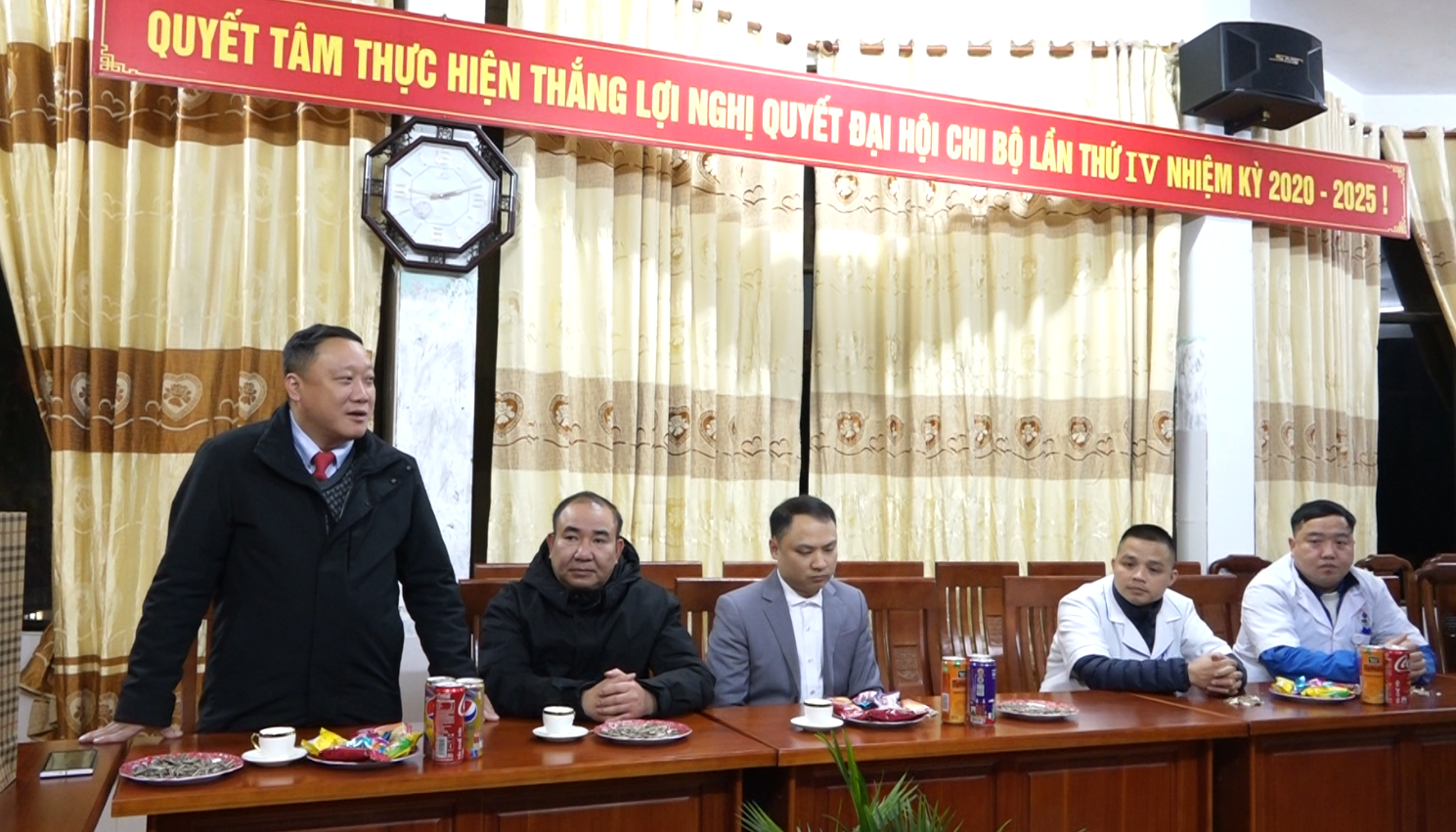 Chủ tịch UBND huyện Hạng Dương Thành thăm, tặng quà tại bệnh viện ĐK huyện.