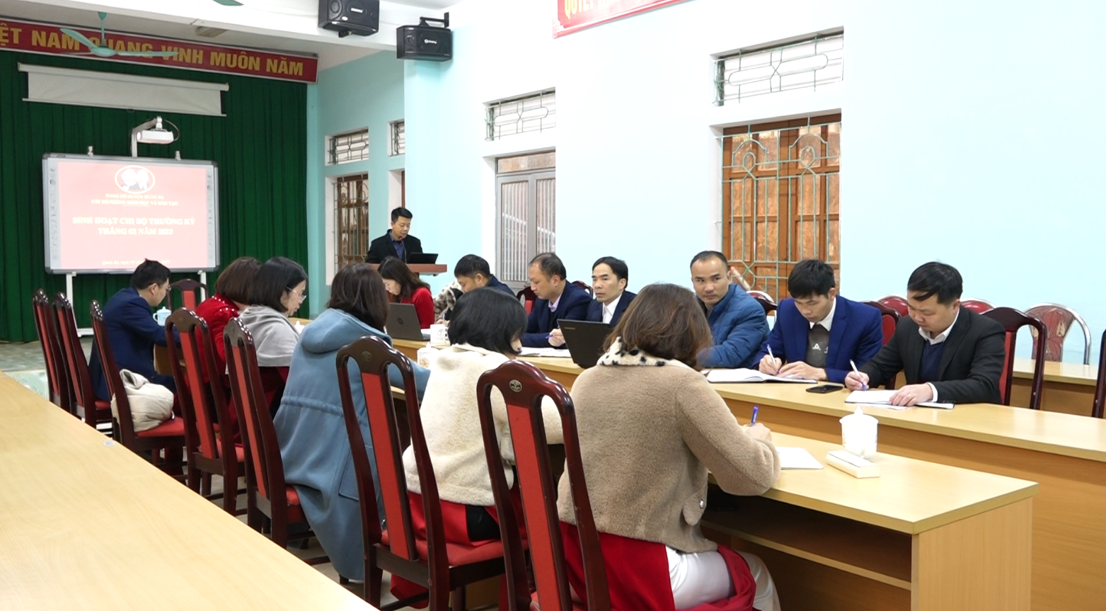 Bí thư Huyện ủy Quản Bạ Đỗ Văn Hùng dự sinh hoạt Chi bộ mẫu.