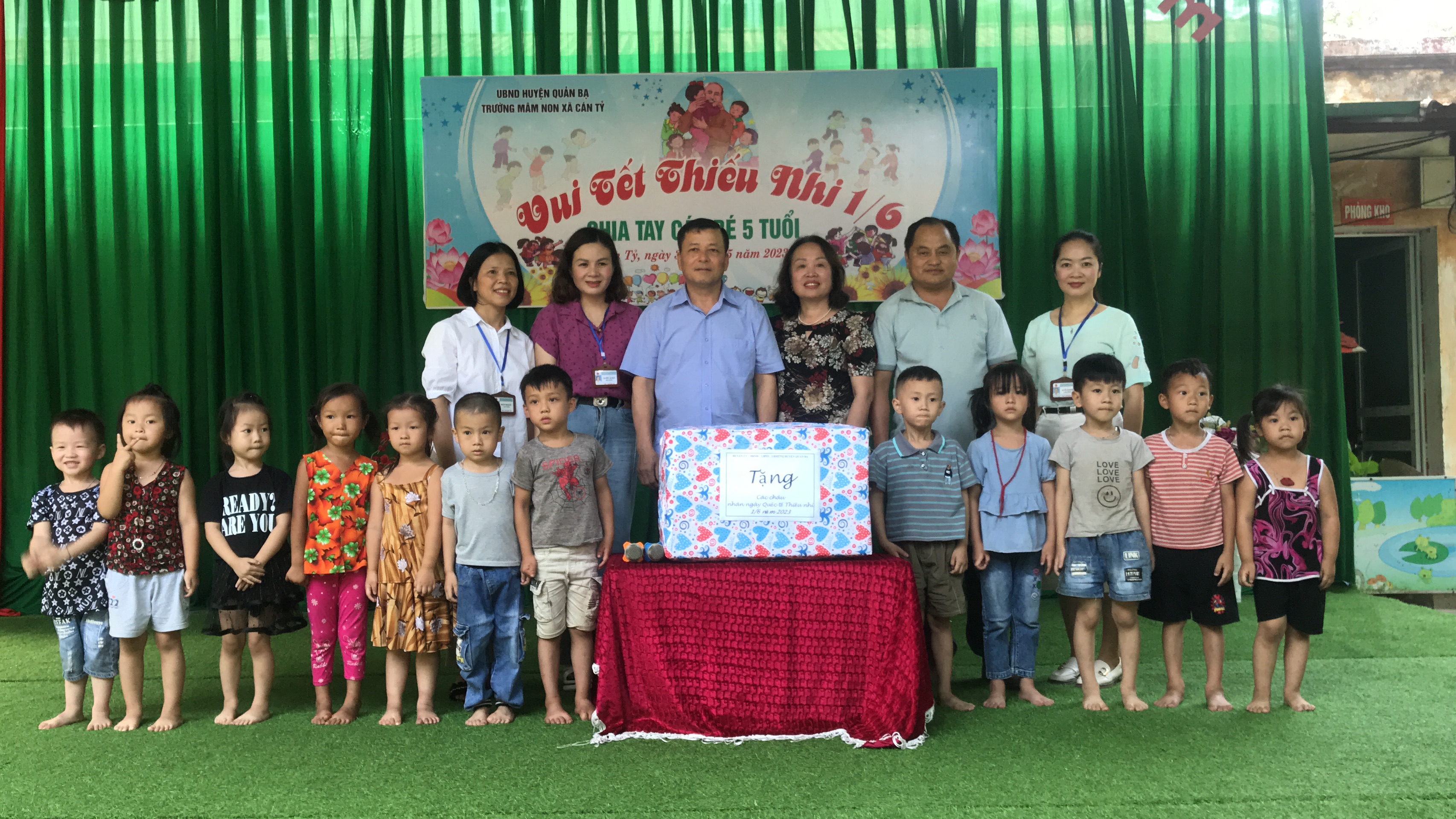 Phó Bí thư Thường trực Huyện ủy Lò Sỉ Chảo, thăm tặng quà Tết thiếu nhi 1.6 tại xã Cán Tỷ