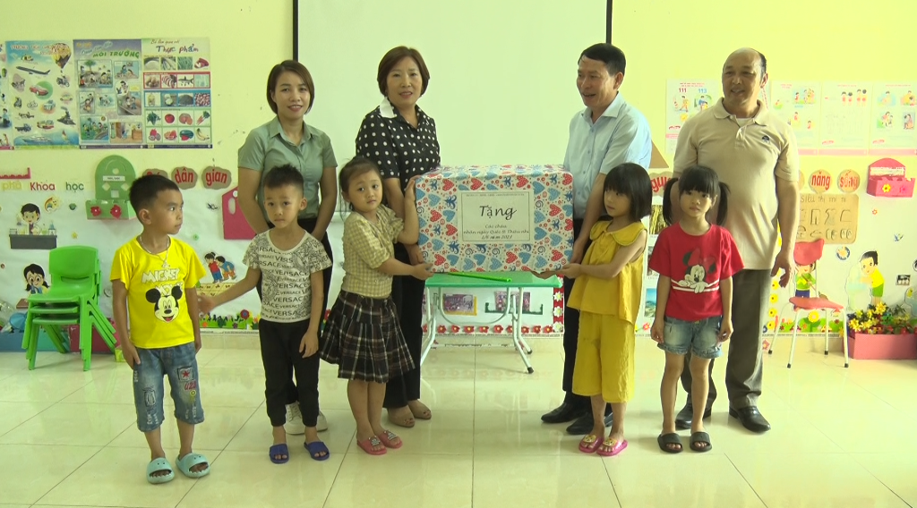 Bí thư Huyện ủy Đỗ Văn Hùng, thăm tặng quà Tết thiếu nhi 1.6 tại xã Bát Đại Sơn
