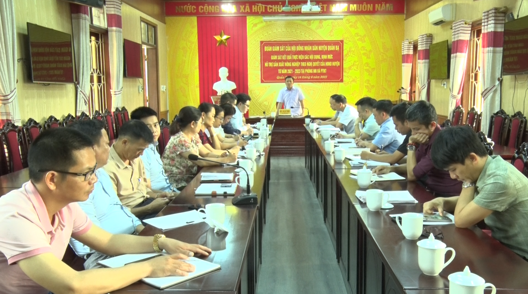 Đoàn giám sát HĐND huyện giám sát tại Phòng NN và PTNT huyện Quản Bạ.