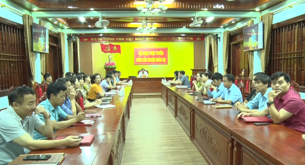 Điểm cầu huyện Quản Bạ tham dự Hội nghị báo cáo viên Trung ương tháng 6