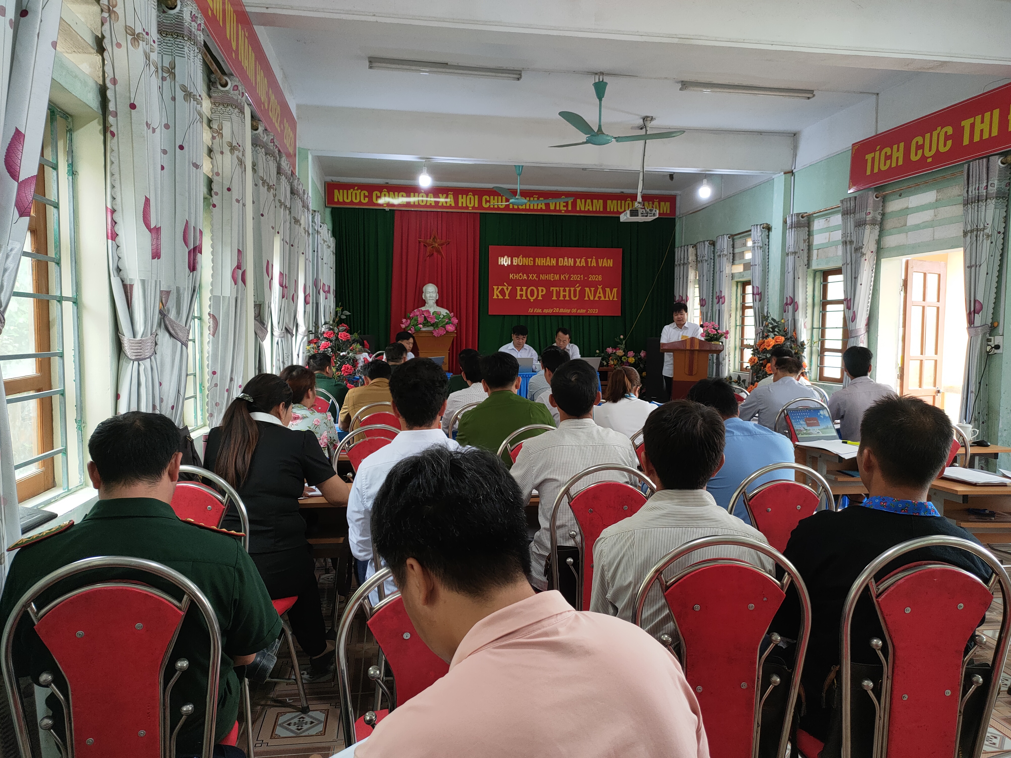 Xã Tả Ván tổ chức kỳ họp thứ 5 Hội đồng nhân dân khóa XX, nhiệm kỳ 2021-2026.
