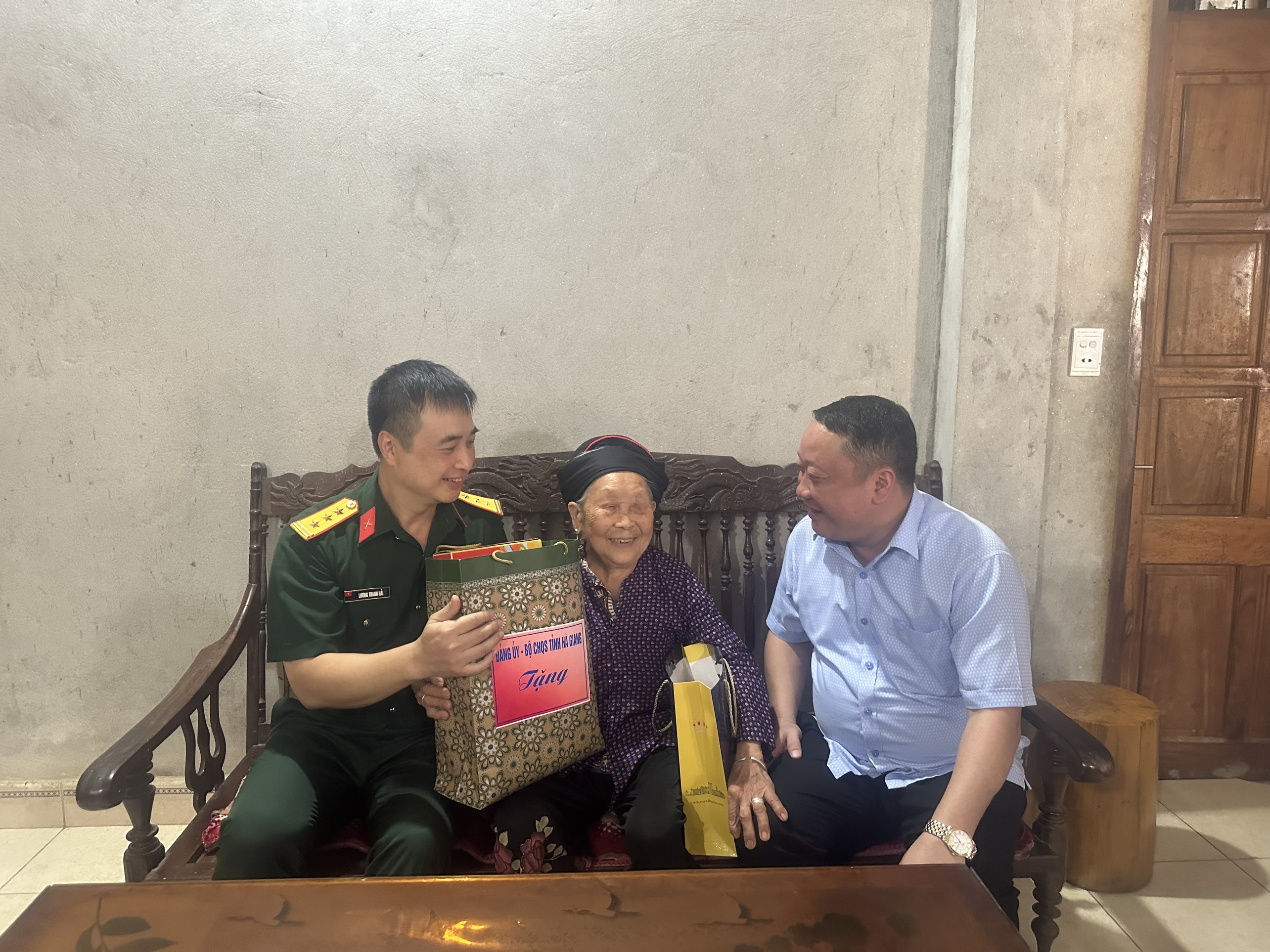 Quản Bạ. Lãnh đạo Bộ Chỉ huy Quân sự tỉnh và Thường trực UBND huyện thăm tặng quà  nhân ngày Thương binh liệt sỹ 27.7